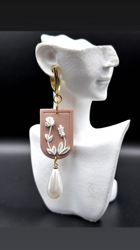 Bēši auskari ar ziedu akcentu